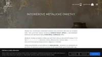 Vneste do interiéru industriálny štýl s interiérovými omietkami, ktoré kombinujú moderné kovové odtiene s nepravidelnými textúrami.