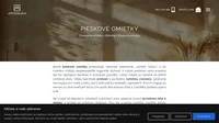 Pieskové omietky
Jemné pieskové omietky predstavujú dokonalé stelesnenie "tichého luxusu" a do interiéru vnášajú neopakovateľnú organickú útulnosť. V našom ponímaní stena prestáva byť len obyčajnou bariérou či prázdnym pozadím; našimi rukami ju meníme na jemné umelecké dielo. Vďaka špecifickej zrnitosti a poctivému ručnému vrstveniu vytvárame fascinujúcu hru svetla a tieňa, ktorú